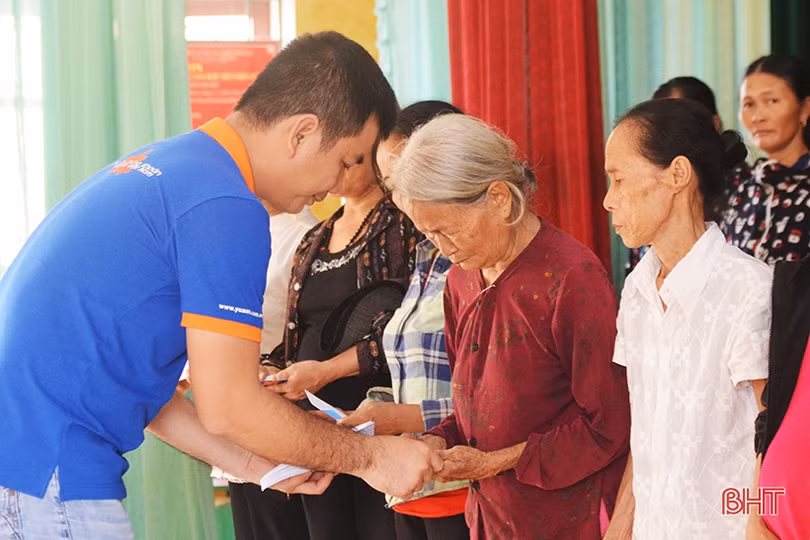 Công ty TNHH Chứng khoán YUANTA Việt Nam tặng 200 triệu đồng cho người dân vùng lũ Hương Khê