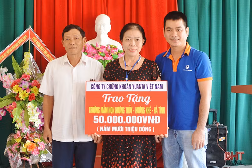 Công ty TNHH Chứng khoán YUANTA Việt Nam tặng 200 triệu đồng cho người dân vùng lũ Hương Khê