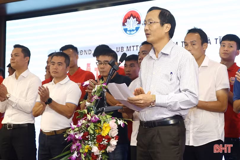 Hà Tĩnh trao thưởng 1 tỷ đồng cho đội vô địch Hồng Lĩnh Hà Tĩnh