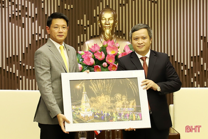 Tỉnh trưởng Nakhonphanom chào xã giao lãnh đạo Hà Tĩnh