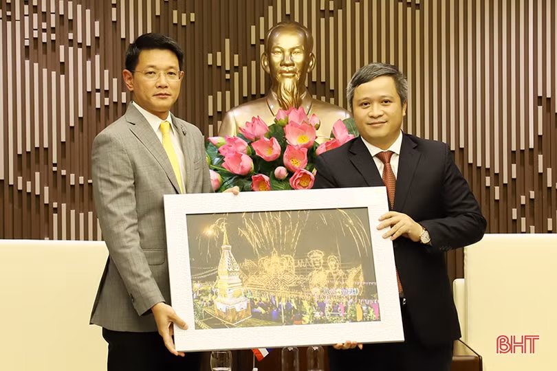 Tỉnh trưởng Nakhonphanom chào xã giao lãnh đạo Hà Tĩnh