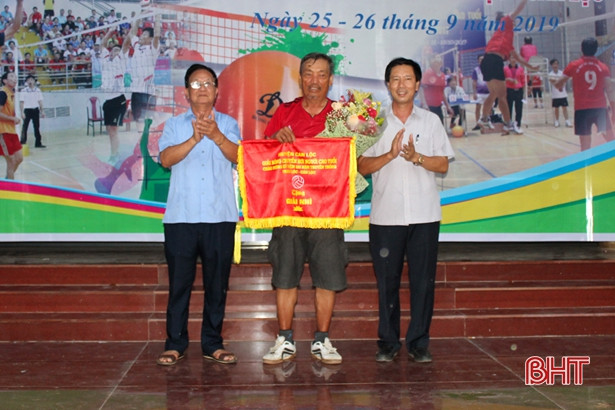 200 vận động viên tham gia Giải bóng chuyền hơi người cao tuổi Can Lộc