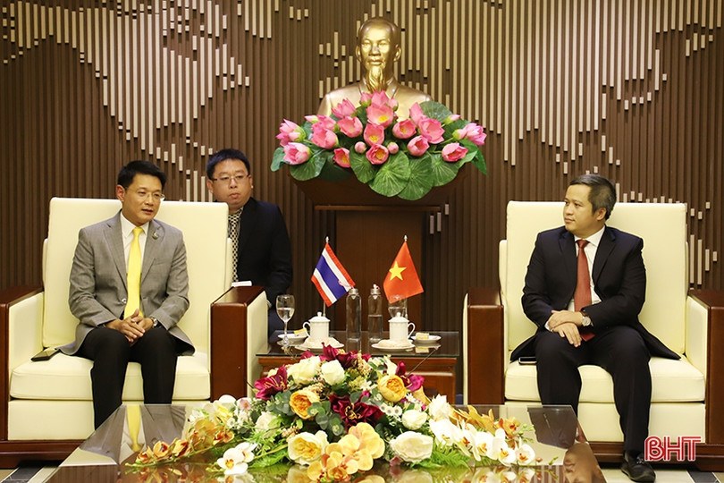 Tỉnh trưởng Nakhonphanom chào xã giao lãnh đạo Hà Tĩnh