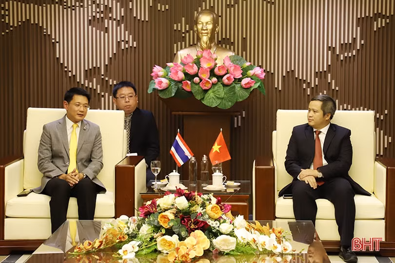 Tỉnh trưởng Nakhonphanom chào xã giao lãnh đạo Hà Tĩnh