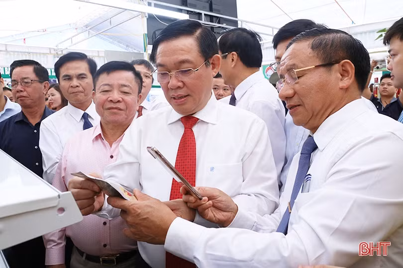 Phó Thủ tướng Vương Đình Huệ và các đại biểu ấn tượng với sản phẩm nông nghiệp, nông thôn tiêu biểu Hà Tĩnh