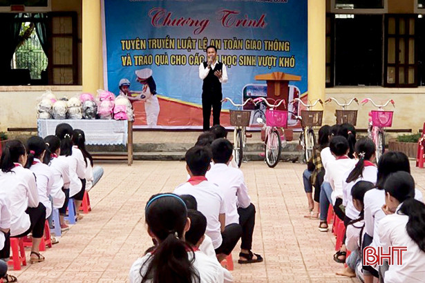 MC Việt Hồ và các mạnh thường quân tặng quà cho học sinh vùng lũ Hương Khê