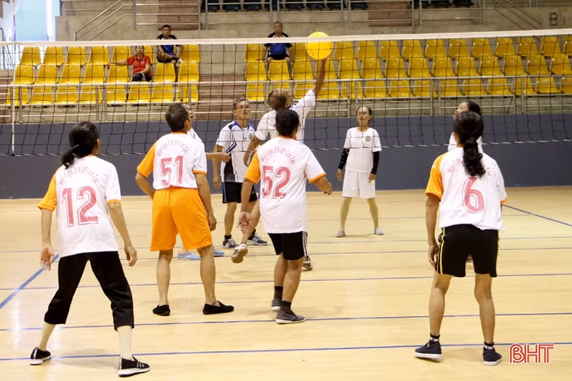 200 VĐV tham gia Giải bóng chuyền hơi Hội Cựu thanh niên xung phong Hà Tĩnh