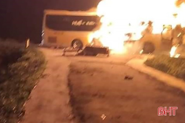 Video: Xe giường nằm cháy trơ khung lúc rạng sáng trên đường tránh TP Hà Tĩnh