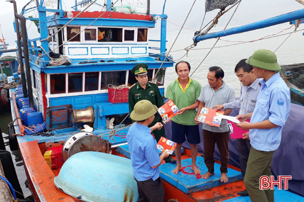 Hà Tĩnh cấp giấy chứng nhận ATVSTP cho 31 tàu cá, cảng cá