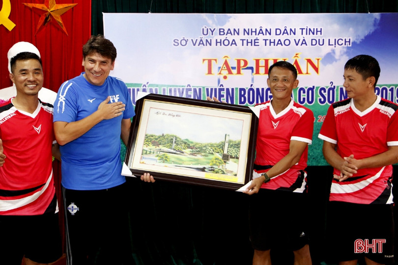 PVF trao chứng nhận cho 78 HLV bóng đá phong trào ở Hà Tĩnh