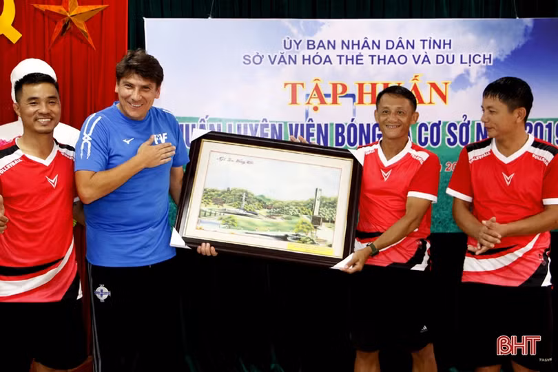 PVF trao chứng nhận cho 78 HLV bóng đá phong trào ở Hà Tĩnh