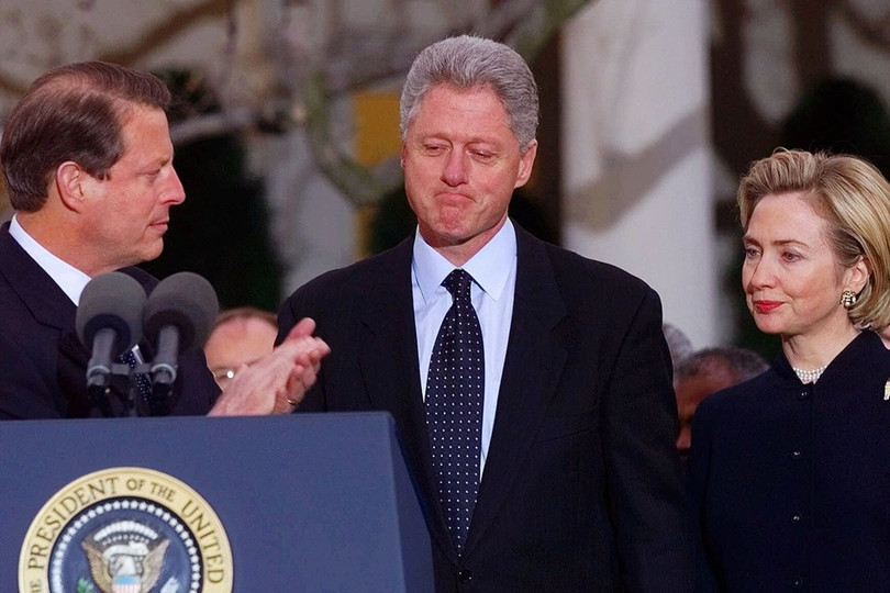 Tổng thống Bill Clinton cùng Đệ nhất Phu nhân Hillary Clinton phát biểu bên ngoài Phòng Bầu dục tại Nhà Trắng sau khi Hạ viện kết thúc phiên bỏ phiếu yêu cầu phế truất vào ngày 19/12/1998. Ảnh: AP . Clinton, Nixon và những cuộc điều tra luận tội chấn động ở Mỹ
