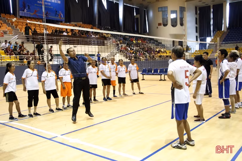 200 VĐV tham gia Giải bóng chuyền hơi Hội Cựu thanh niên xung phong Hà Tĩnh