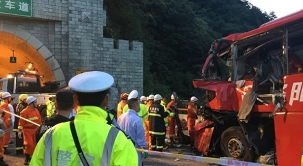 Xe buýt đâm xe tải, ít nhất 36 người chết