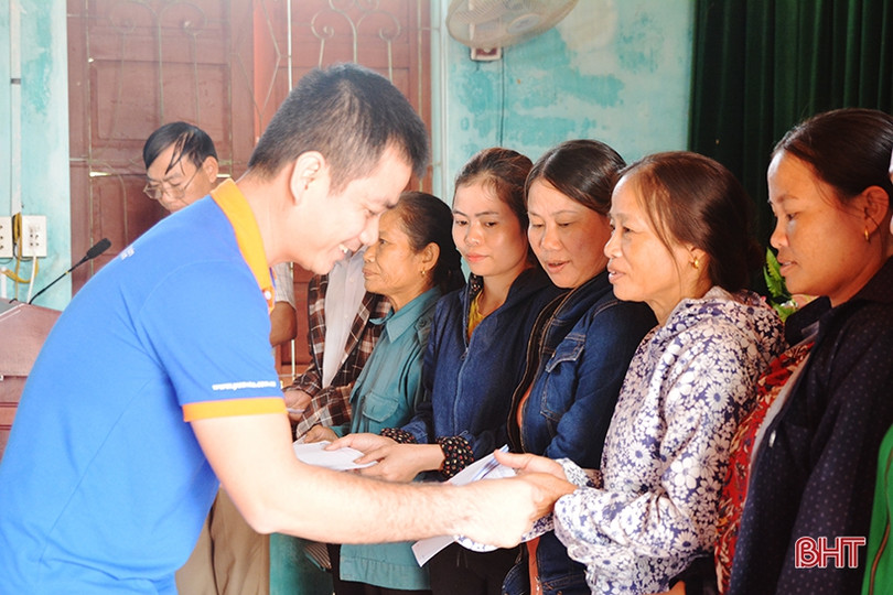 Công ty TNHH Chứng khoán YUANTA Việt Nam tặng 200 triệu đồng cho người dân vùng lũ Hương Khê