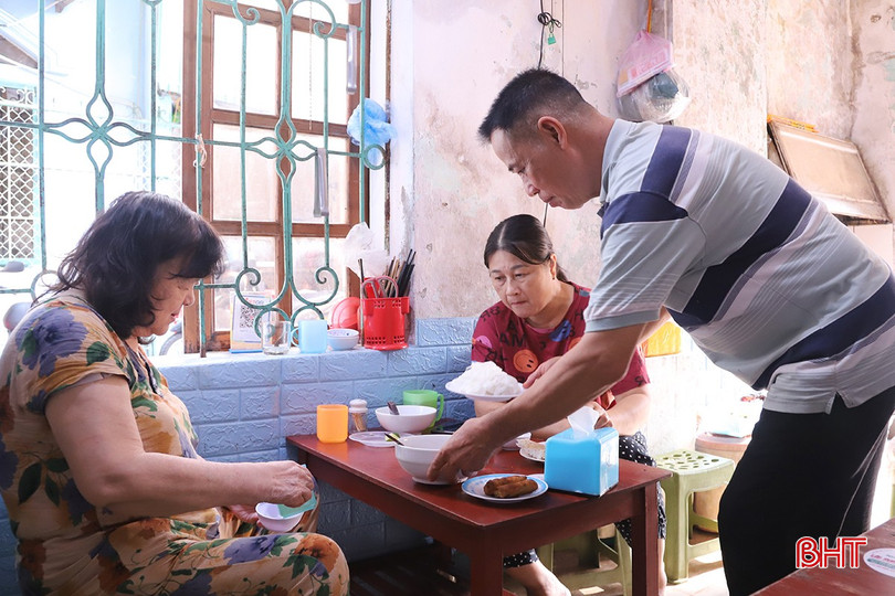 Những thực khách quen thuộc hàng chục năm nay của quán bánh mướt nhỏ.