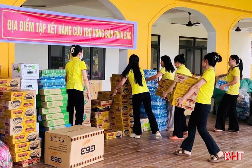 Giáo viên Trường Mầm non Nguyễn Du Plus quyên góp hàng hóa, nhu yếu phẩm ủng hộ vùng lũ. 111.jpg