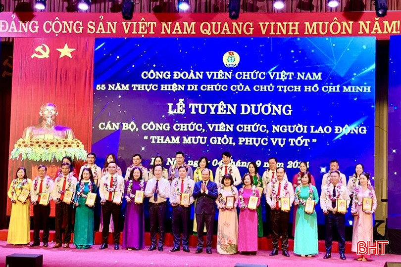 Hội nghị đã vinh danh 150 cán bộ, công chức, viên chức, người lao động tiêu biểu trong phong trào “Tham mưu giỏi, phục vụ tốt”. 1.jpg