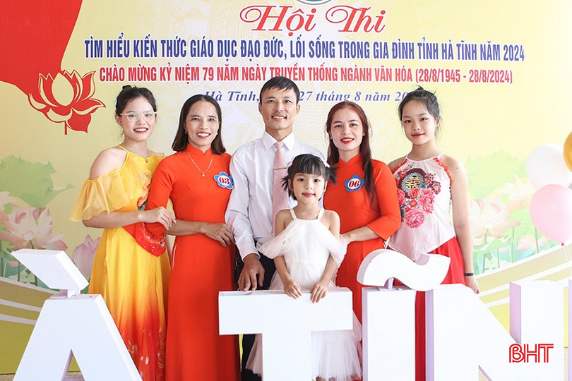 6 thành viên trong gia đình anh Đường Hồng Lam và chị gái cùng tham dự hội thi. 1 (11).jpg