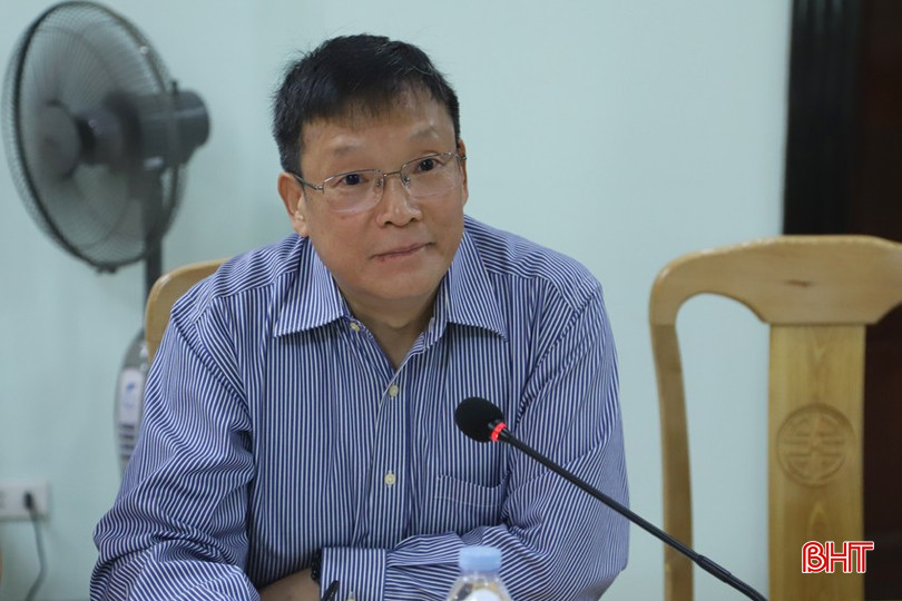 Ông Yuebin Zhang - Trưởng nhóm chuyên gia về hợp tác khu vực (thuộc Ban Hợp tác, hội nhập và thương mại khu vực - Vụ Biến đổi khí hậu và phát triển bền vững của ADB) trao đổi các nội dung của dự án. 4.jpg