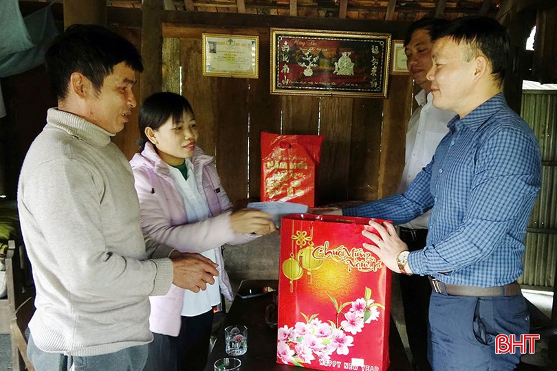 Lãnh đạo Xí nghiệp May 10 Hà Tĩnh trực tiếp thăm hỏi, tặng quà công nhân có hoàn cảnh khó khăn. bqbht_br_3.jpg