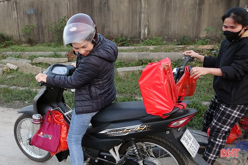 Công nhân xúc động khi nhận quà Tết từ công đoàn. bqbht_br_2-4010.jpg