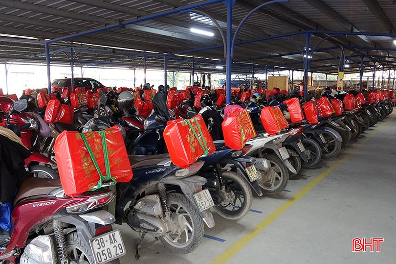 Hàng trăm túi quà tết được buộc gọn gàng, chắc chắn trên yên xe của công nhân. bqbht_br_1-7209.jpg