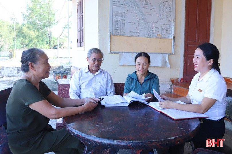 Cán bộ MTTQ và đoàn thể xã Thạch Hải tuyên truyền, nắm bắt tâm tư của người dân về đề án sắp xếp đơn vị hành chính cấp huyện, cấp xã giai đoạn 2023 - 2025. 1-7088.jpg