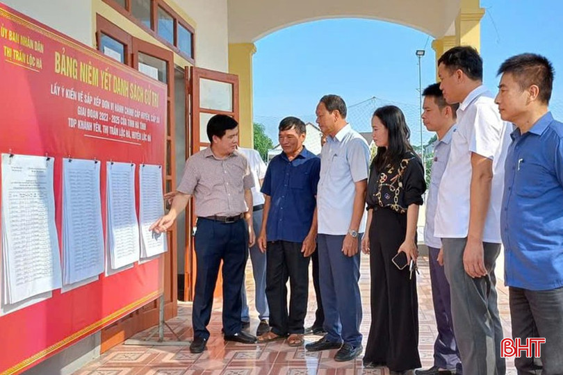 Cán bộ MTTQ huyện Lộc Hà tham gia tổ công tác chỉ đạo thực hiện việc lấy ý kiến cử tri và trực tiếp giám sát quá trình lấy ý kiến. 5-9682.jpg