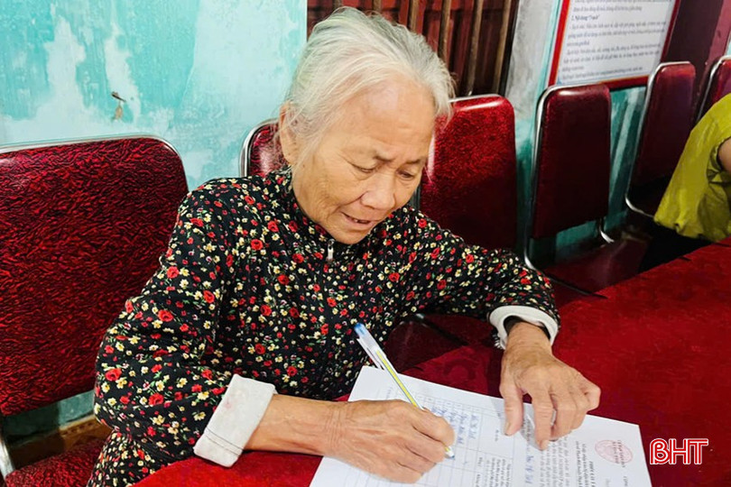 Cử tri xã Thạch Hải cho ý kiến về sáp nhập xã vào TP Hà Tĩnh. 6-1836.jpg