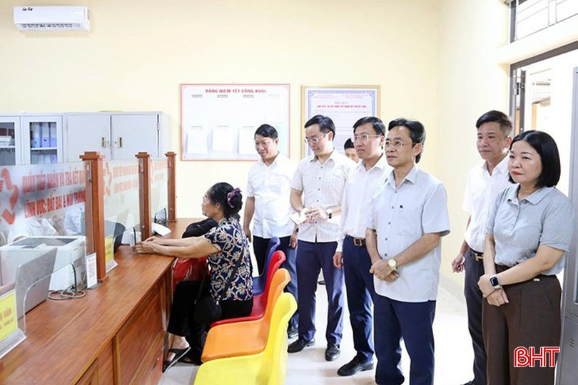 Phó Bí thư Thường trực Tỉnh ủy Trần Thế Dũng kiểm tra công tác vận hành thử nghiệm chính quyền mới tại xã Thạch Khê. bqbht_br_2.jpg