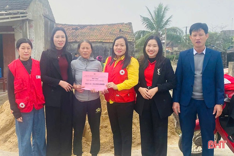 Bà Trần Thị Tài được nhận hỗ trợ kinh phí mua sắm vật liệu xây dựng. bqbht_br_13.jpg
