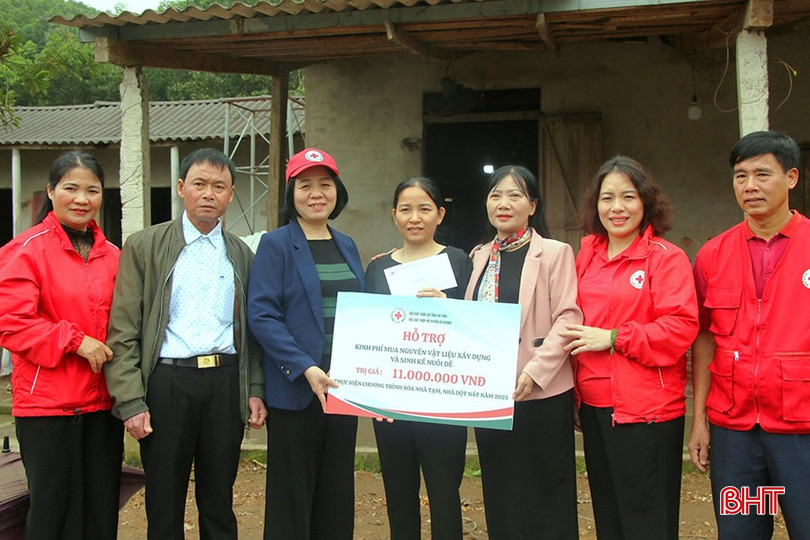 Lãnh đạo Hội Chữ thập đỏ tỉnh trao hỗ trợ tiền mặt và mô hình sinh kế cho gia đình bà Đoàn Thị Lành. bqbht_br_1.jpg