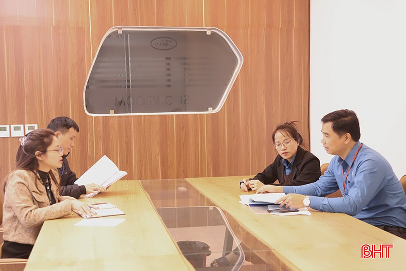 Cán bộ LĐLĐ thị xã Hồng Lĩnh kiểm tra việc thực hiện thỏa ước lao động tập thể tại Công ty TNHH Haivina Hồng Lĩnh. bqbht_br_4.jpg