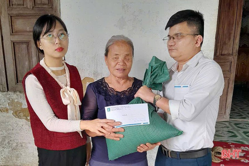 Bà Hương được Hội Người mù huyện Thạch Hà hỗ trợ gạo, nhu yếu phẩm hàng tháng. bqbht_br_3-2704.jpg