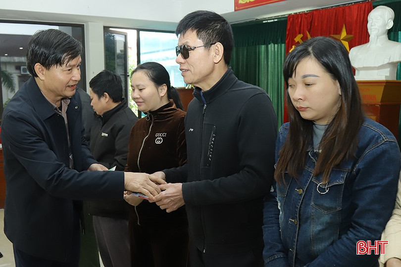 Công ty CP Vận tải ô tô Hà Tĩnh trao tặng vé xe bus miễn phí cho người khiếm thị. bqbht_br_1-4278.jpg
