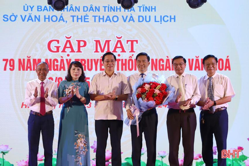 Phó Trưởng ban Dân vận Tỉnh ủy Bùi Xuân Thập chúc mừng nhân ngày truyền thống ngành Văn hóa. 7.jpg