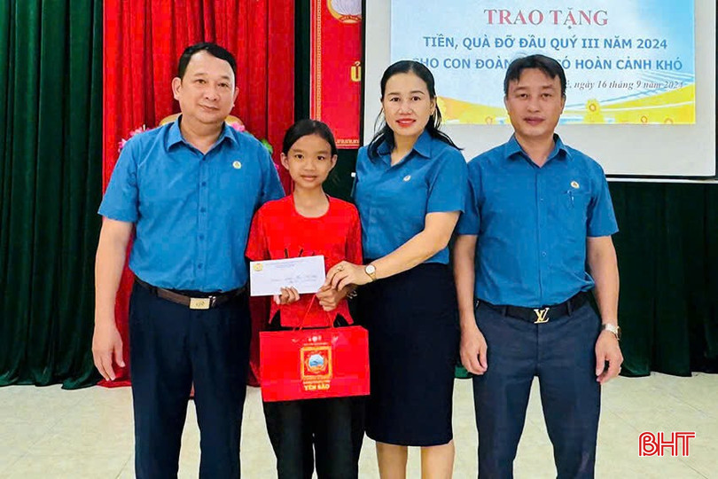 Nhiều trẻ em có hoàn cảnh khó khăn được công đoàn các cấp tiếp sức đến trường. v3.jpg