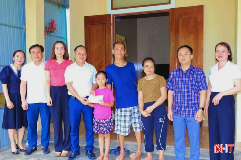 Công đoàn cơ sở Huyện ủy Thạch Hà trao hỗ trợ đỡ đầu cho em Nguyễn Thị Hường. 111.jpg