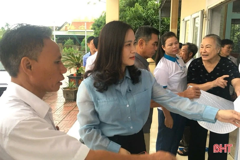 Phó Chủ tịch Ủy ban MTTQ tỉnh Phạm Thị Thu Hà kiểm tra công tác lấy ý kiến cử tri tại thôn Vĩnh Phong - xã Hộ Độ (Lộc Hà).