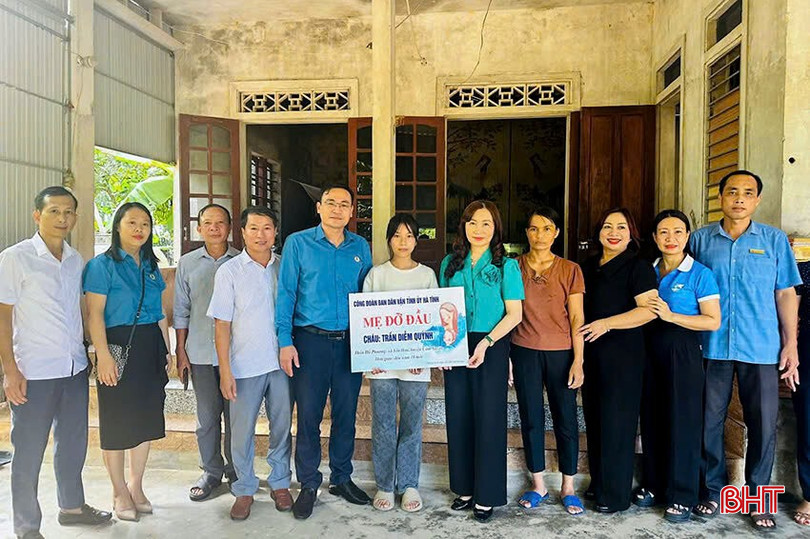 Công đoàn Ban Dân vận Tỉnh ủy (thuộc Công đoàn Viên chức tỉnh) đồng hành cùng học sinh khó khăn trên con đường đến trường. v4.jpg