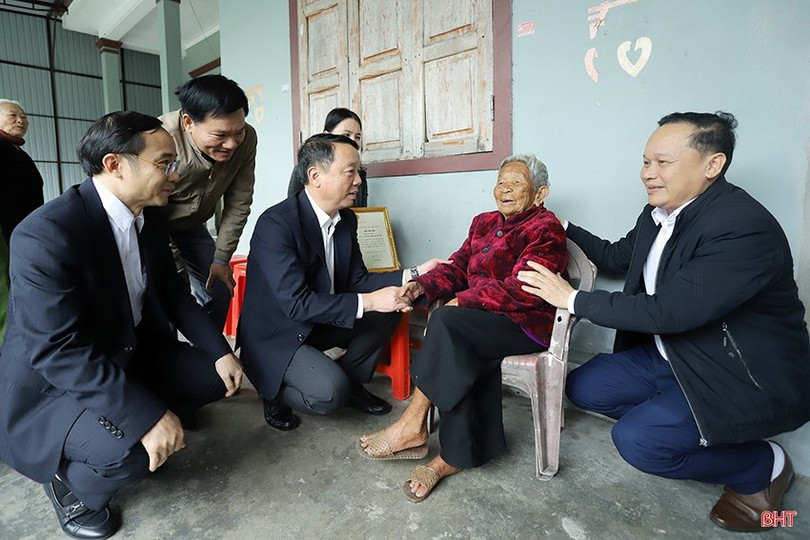 Chủ tịch UBND tỉnh Phan Thiên Định, Thiếu tướng Nguyễn Xuân Thao - Giám đốc Công an tỉnh và đoàn công tác thăm hỏi, chúc thọ cụ Bùi Thị Rớt (thôn Tri Lễ, xã Đông Kinh) - năm nay tròn 100 tuổi.