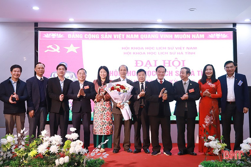 Lãnh đạo các sở, ban, ngành tặng hoa chúc mừng BCH nhiệm kỳ mới. bqbht_br_999.jpg