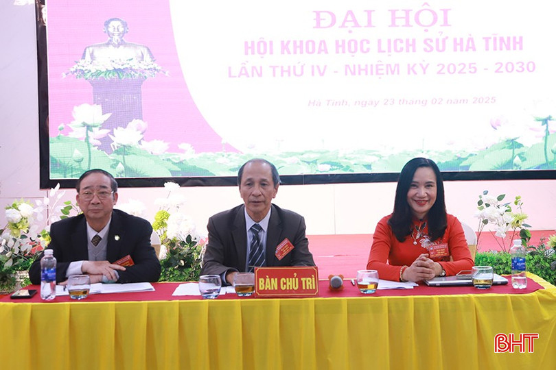 Chủ tịch Hội Khoa học Lịch sử Hà Tĩnh Nguyễn Trí Sơn và các Phó Chủ tịch hội: Nguyễn Trọng Thắng, Nguyễn Thị Mỹ Bình điều hành đại hội. bqbht_br_4.jpg