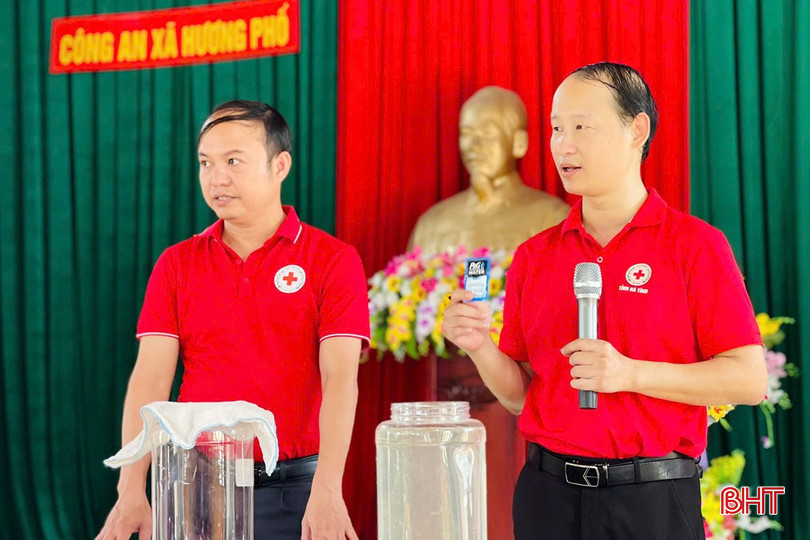 Cán bộ Hội Chữ thập đỏ tỉnh hướng dẫn người dân xã Hương Phố cách bảo quản nguồn nước và xử lý môi trường sau thiên tai. Cán bộ Hội Chữ thập đỏ tỉnh hướng dẫn người dân xã Hương Phố cách bảo quản nguồn nước và xử lý môi trường sau thiên tai.
