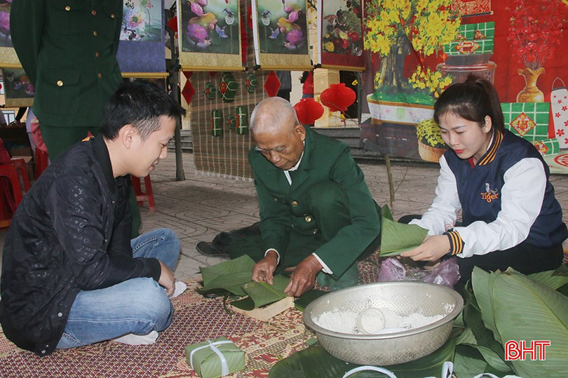 Gói bánh chưng cùng gia đình, người thân mỗi dịp tết đến xuân về là niềm khát khao của nhiều người con xa xứ. bqbht_br_shs.jpg