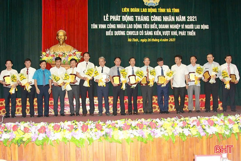 Ông Nguyễn Duy Bằng - Giám đốc Công ty CP Môi trường và Công trình đô thị Hà Tĩnh (thứ hai từ trái sang) nhận danh hiệu "Doanh nghiệp vì người lao động" năm 2021. Ảnh tư liệu. 1-3211.jpg