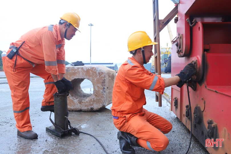 Công nhân Công ty CP Cảng quốc tế Lào - Việt yên tâm gắn bó với doanh nghiệp vì được chăm lo tốt đời sống, việc làm, thu nhập. 3-5822.jpg