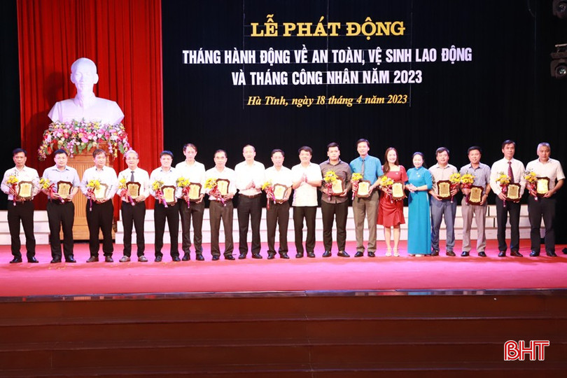 Các doanh nghiệp ngày càng nỗ lực để xứng danh "Doanh nghiệp vì người lao động". Trong ảnh: Các doanh nghiệp được LĐLĐ tỉnh vinh danh tại lễ phát động Tháng Công nhân năm 2023 (ảnh tư liệu) 9-793.jpg