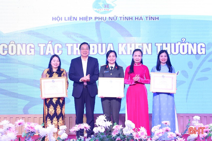 Phó trưởng Ban Dân vận Tỉnh ủy Bùi Xuân Thập, Chủ tịch Hội LHPN tỉnh Nguyễn Thị Lệ Hà trao bằng khen của Trung ương Hội LHPN Việt Nam cho các tập thể. bqbht_br_6-3628.jpg